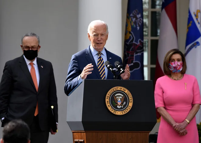 Joe Biden v družbi demokratov Chucka Schumerja in Nancy Pelosi med predstavitvijo zakona o boju proti pandemiji in pomoči gospodarstvu v Beli hiši. FOTO: Olivier Douliery/AFP