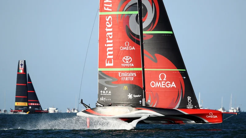 Fotografija: Emirates Team New Zealand (desno) in Luna Rossa Prada Pirelli med tekmo. FOTO: Michael Bradley/AFP