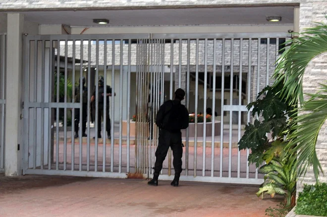 Policija v domovanju Jeannine Áñez po izdaji naloga za njeno aretacijo. FOTO: Carlos Vargas/AFP