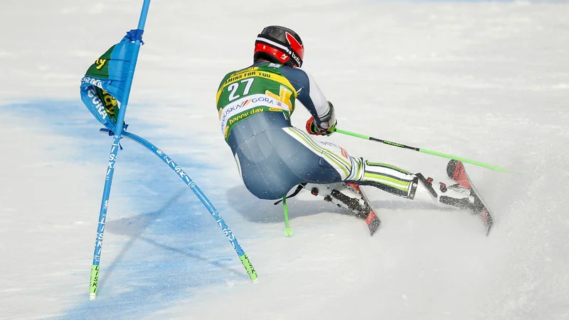 Fotografija: Štefanu Hadalinu v kranjskogorskem veleslalomu v hrbet ni gledalo veliko tekmecev. FOTO: Matej Družnik