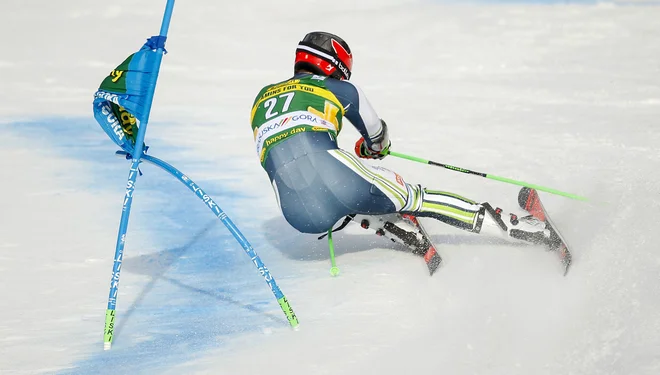 Štefanu Hadalinu v kranjskogorskem veleslalomu v hrbet ni gledalo veliko tekmecev. FOTO: Matej Družnik