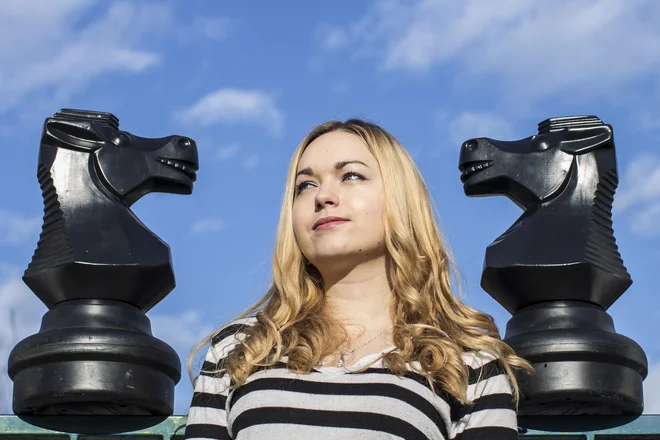 Laura Unuk tudi z mojstrskimi nazivi potrjuje svojo razkošno šahovsko nadarjenost. FOTO: Voranc Vogel
