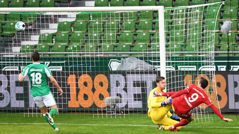 Fotografija: Robert Lewandowski je z zadetkom za 3:0 postal drugi najboljši strelec v zgodovini tekmovanja. FOTO: Carmen Jaspersen/AFP