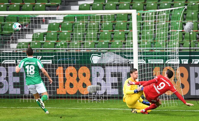 Robert Lewandowski je z zadetkom za 3:0 postal drugi najboljši strelec v zgodovini tekmovanja. FOTO: Carmen Jaspersen/AFP