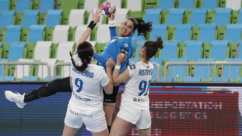 Fotografija: Krimovke so bile na gostovanju v Moskvi prekratke za gol. FOTO: Leon Vidic/Delo