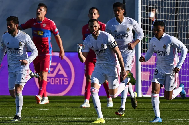 Francoski napadalec Karim Benzema je v 91. minuti zadel za nove tri točke Reala. FOTO: Gabriel Bouys/AFP