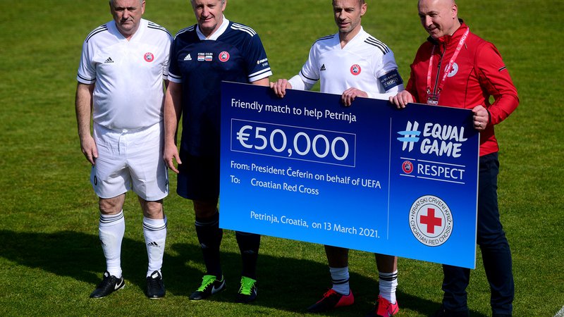 Fotografija: Predsednik Uefe Aleksander Čeferin je predstavniku hrvaškega Rdečega križa predal donacijo v višini 50.000 evrov. FOTO: M24.si