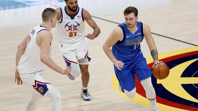 Fotografija: Luka Dončić se je vrnil po tekmi odsotnosti in prikazal odlično predstavo za zmago nad Denverjem. FOTO: Matthew Stockman/AFP