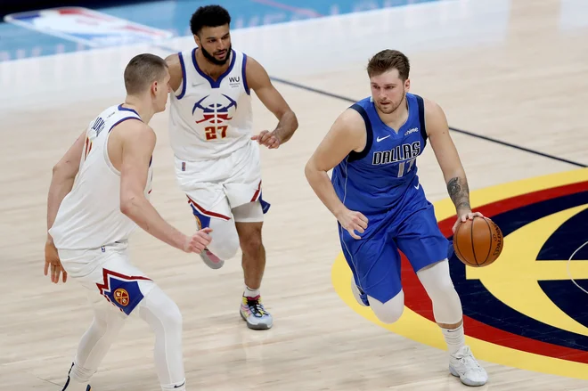 Luka Dončić se je vrnil po tekmi odsotnosti in prikazal odlično predstavo za zmago nad Denverjem. FOTO: Matthew Stockman/AFP