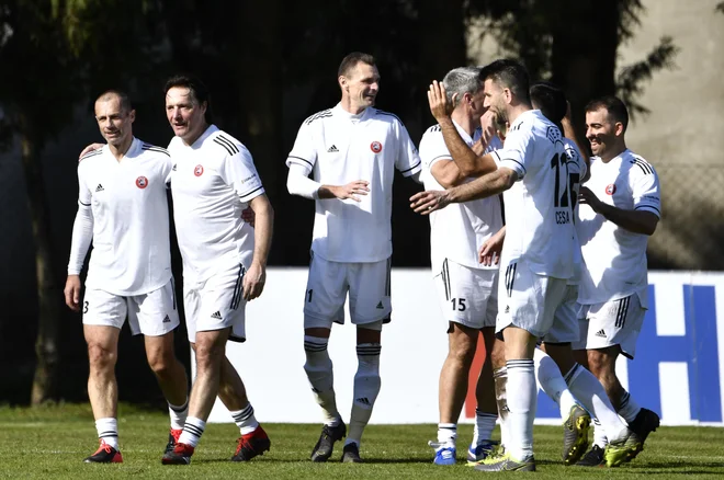 Strelca golov Milivoje Novaković in Mile Aćimović v družbi Boštjana Cesarja, levo Aleksander Čeferin in Miran Pavlin. FOTO: Ronald Goršić/Cropix
