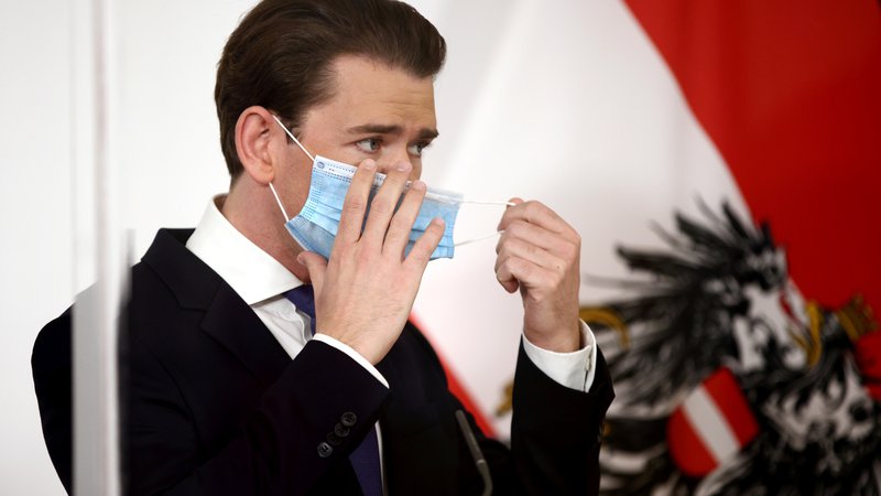 Fotografija: Avstrijski kancler Sebastian Kurz bi enkrat rad snel to masko. Foto Lisi Niesner Reuters
