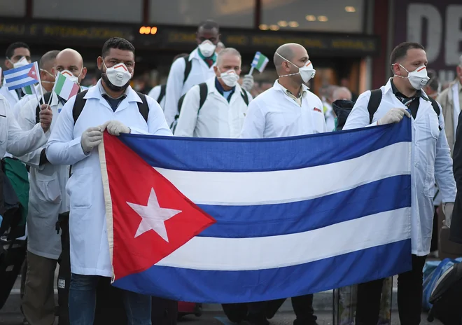 Kubanci pripravljajo cepivo proti covidu-19 za izvoz, v prvem valu epidemije pa so skupino zdravnikov poslali na pomoč italijanskim kolegom. FOTO: Daniele Mascolo/Reuters