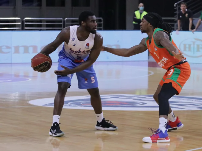 Kendrick Perry (desno) je bil najučinkovitejši Olimpijin adut v Laktaših, a je dosegel le 13 točk, tri manj kot Anthony Clemmons (levo). FOTO: ABA