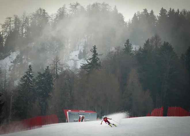 Kakšen vremenski preobrat smo doživeli minuli konec tedna, kažejo podobe s 60. pokala Vitranc, med katerim je že pomladanska Kranjska Gora dobila povsem zimsko podobo. FOTO: Matej Družnik/Delo