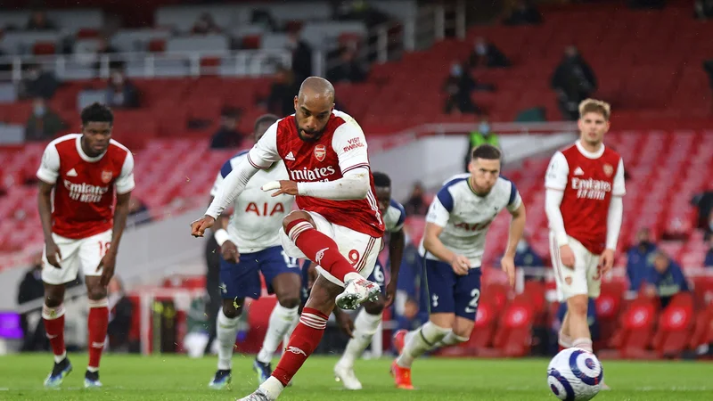 Fotografija: Tekmo je v prid Arsenala v 64. minuti odločil Alexandre Lacazette iz enajstmetrovke. FOTO: Julian Finney/AFP