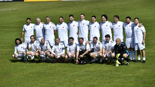 Slovenska selekcija, stojijo (z leve) Radosavljević, Mijatović, Ačimović, Barišić, Cesar, Novaković, Ilić, Pavlin, Čizmić, A. Vrhovec in Džanan, čepijo (z leve) S. Vrhovec, Sojer, Brečko, Čeferin, Vesel, Prelogar, Gliha, Beguš in Volk. FOTO: Ronald Goršić/Cropix