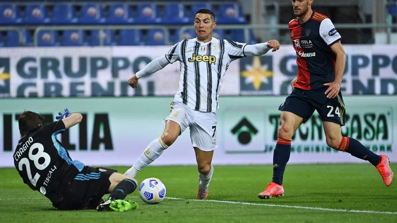 Fotografija: Cristiano Ronaldo je po izpadu iz lige prvakov moral poslušati veliko kritik. Odzval se je s tremi zadetki. FOTO: Alberto Pizzoli/AFP