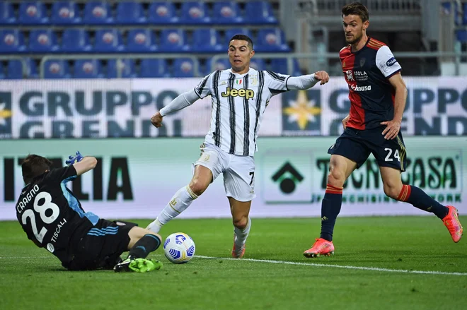 Cristiano Ronaldo je po izpadu iz lige prvakov moral poslušati veliko kritik. Odzval se je s tremi zadetki. FOTO: Alberto Pizzoli/AFP