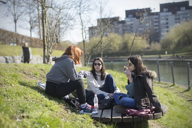 Na prijetno posedanje v naravi bo treba še malce počakati. FOTO: Jure Eržen/Delo