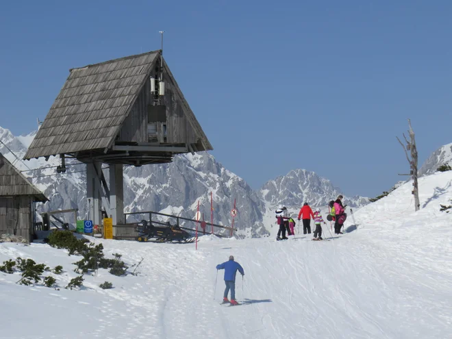 Zgornja postaja sedežnice Šimnovec na Gradišču na Veliki planini. FOTO: Bojan Rajšek/Delo