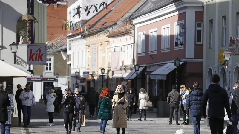 Fotografija: Če bodo kazni za dijake, ki so javni izrazili svoje mnenje, ostale, bi veljalo Trg svobode preimenovati v Trg represije nad mladimi. Foto Leon Vidic/Delo