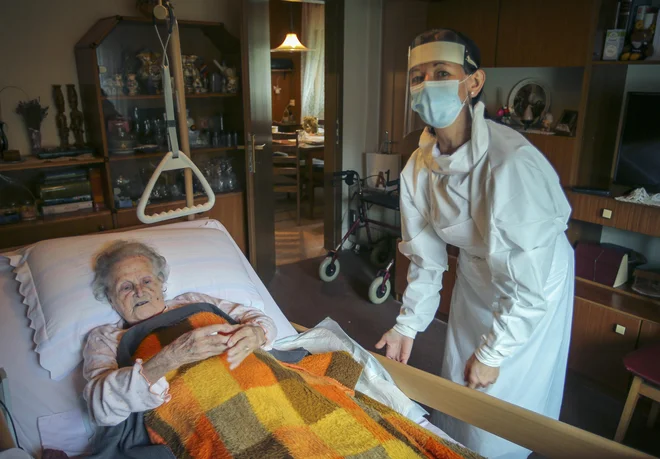 Nove oblike pomoči na domu so nujne. Foto Jože Suhadolnik/Delo