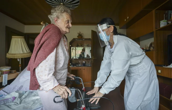 Zaradi epidemije je uporabnikov pomoči na domu manj, ko bi jih bilo sicer. Foto Jože Suhadolnik/Delo