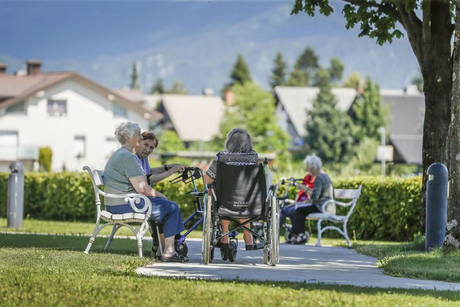 Skupnost socialnih zavodov je vseskozi zahtevala, da se okužene stanovalce v času epidemije razseli iz domov, a za to ni bilo posluha. Foto Leon Vidic/Delo