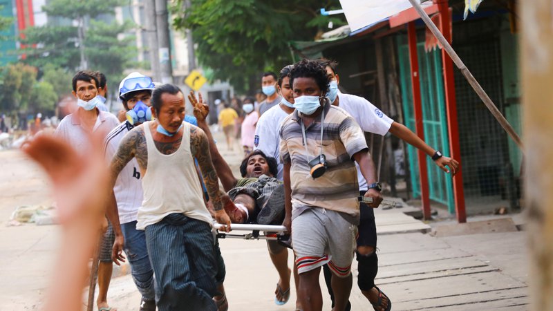 Fotografija: Vojska in policija sta v Rangunu streljali na nasprotnike državnega udara. FOTO: Stringer Reuters