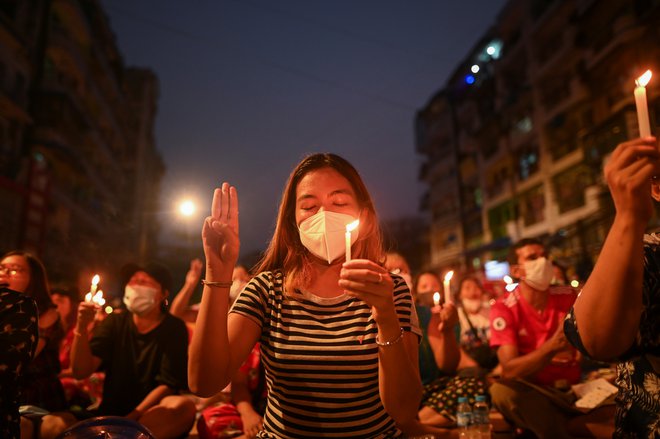 Protest v Rangunu. FOTO: Stringer Reuters