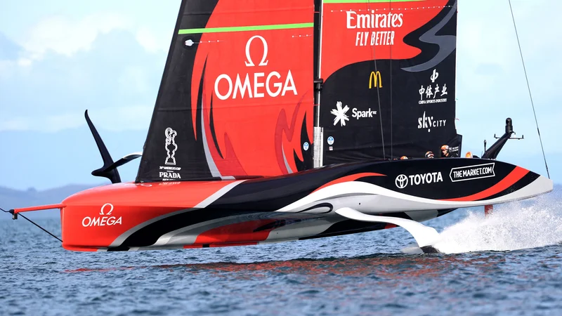 Fotografija: Branilec naslova prvaka v najprestižnejem jadralskem tekmovanju za Pokal Amerika Emirates Team New Zealand je izzivalcu Luni Rossi ušel v regatnih zmagah. FOTO: Gilles Martin-raget/AFP