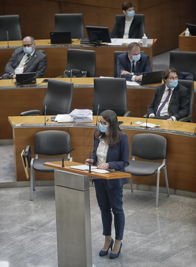 Za obravnavno predloga interpelacije šolske ministrice, ki so jo vložile LMŠ, SD, Levica in SAB, je danes na predvidenih skoraj 16 ur. FOTO: Blaž Samec/Delo