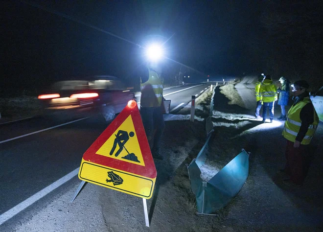 Kljub opozorilnemu znaku za delo na cesti z dodano ikono žabice so avtomobili mimo nas vozili kot na interventni vožnji. FOTO: Jože Suhadolnik