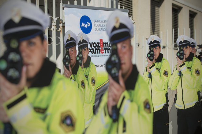 Papirnati policisti nadomeščajo prave. FOTO: Jure Eržen/Delo