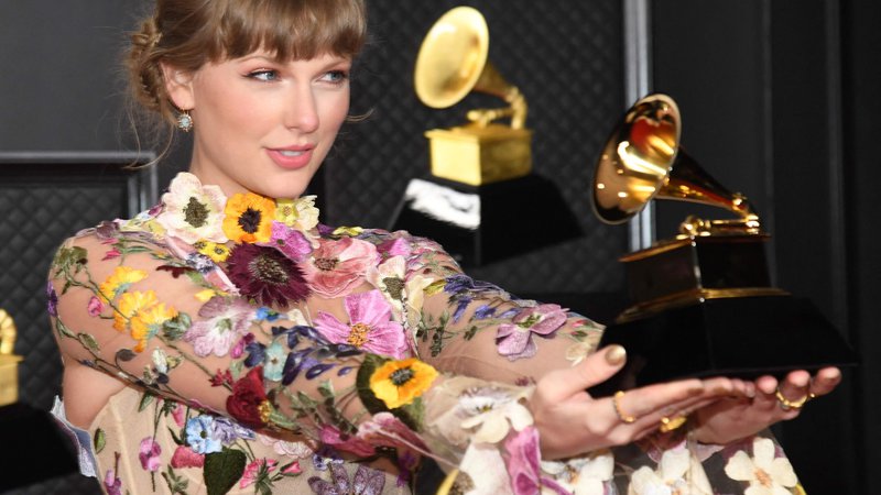 Fotografija: Taylor Swift je prva glasbenica s tremi grammyji za album leta. FOTO: Kevin Mazur/AFP