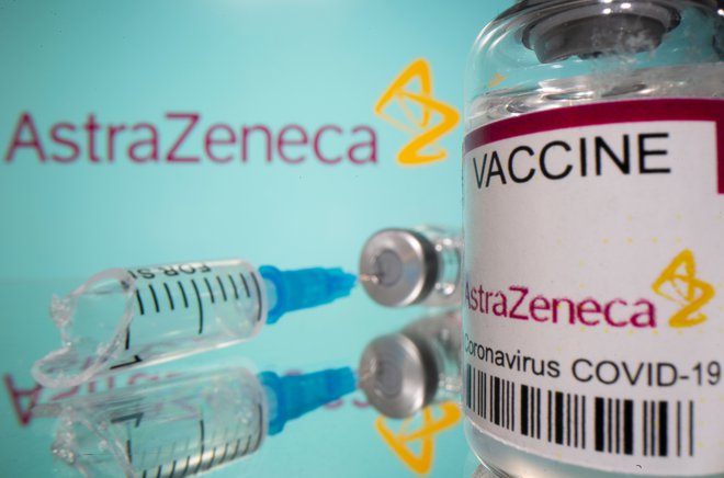 Cepivo AstraZenece so začasno umaknili zaradi skrbi glede morebitnega nastanka krvnih strdkov po cepljenju. FOTO: Dado Ruvic/Reuters