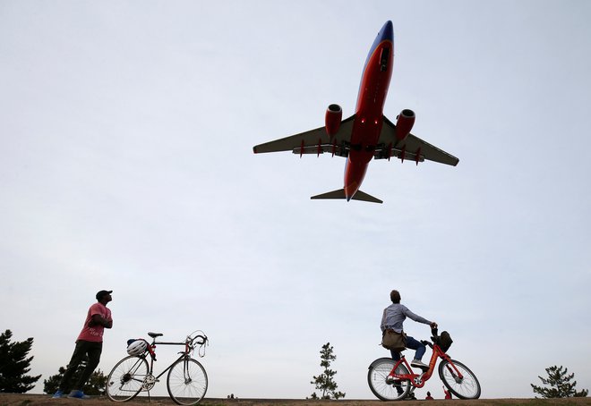 Letalsko gorivo bo mogoče proizvajati iz ostankov hrane.  FOTO: Joshua Roberts/Reuters