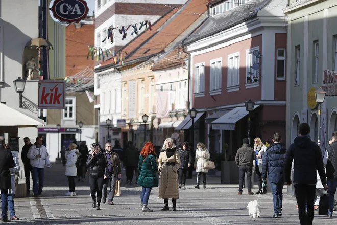 Skupno število aktivnih primerov v državi znaša 10.444. FOTO: Leon Vidic/Delo