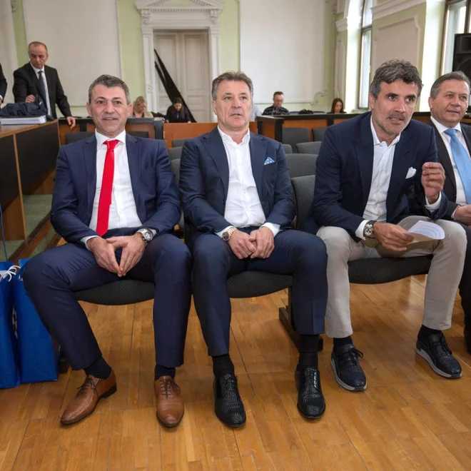 Milan Pernar, Zdravko Mamić, Zoran Mamić in Damir Vrbanović na zatožni klopi v Osijeku, kamor so proces pred leti preselili iz Zagreba. Foto Vlado Košić/Cropix