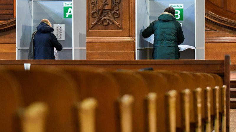 Fotografija: Parlamentarne volitve so zaradi nevarnosti okužb raztegnjene na tri dni. Gneče na voliščih je zaradi tega manj.
Foto Piroschka Van De Wouw/Reuters