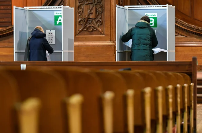 Parlamentarne volitve so zaradi nevarnosti okužb raztegnjene na tri dni. Gneče na voliščih je zaradi tega manj.<br />
Foto Piroschka Van De Wouw/Reuters