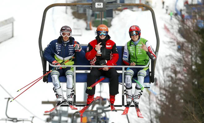 Filip Zubčić se je na podkorenski sedežnici zabaval v družbi Žana Kranjca in Štefana Hadalina. Foto Matej Družnik/Delo
