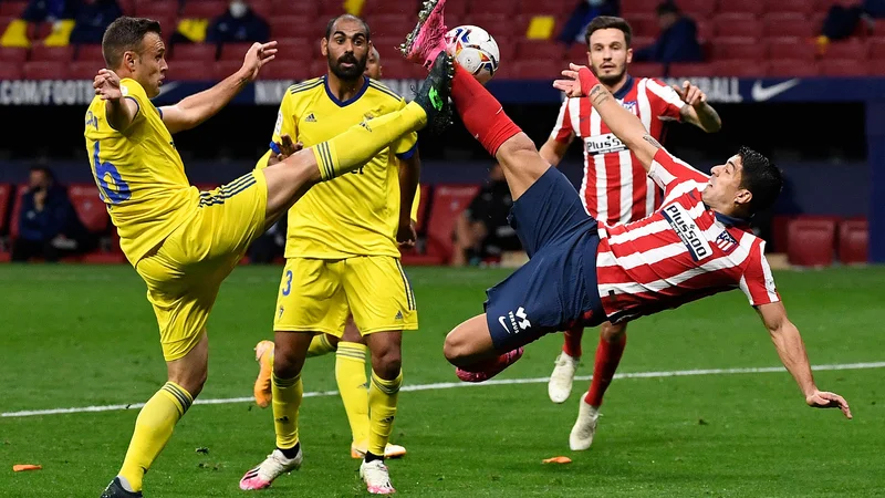 Fotografija: Niti ni potrebno, da bo Luis Suarez (desno) pri strelih na vrata slogovno privlačen, pomembno je le, da bo proti Chelseaju zadel. FOTO: Pierre-Philippe Marcou/AFP