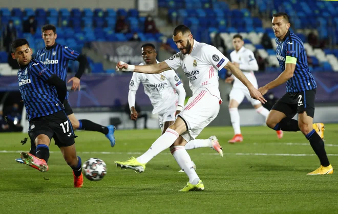 Karim Benzema (na sredini) je načel mrežo Atalante. FOTO: Juan Medina/Reuters