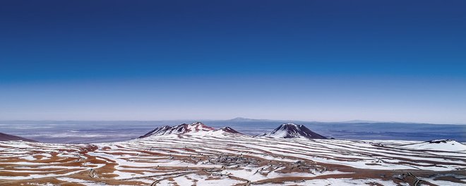 Teleskop Alma na dih jemajoči planoti Chajnantor Plateau v Andih v Čilu, ki je eno najbolj suhih območij na svetu. FOTO: ALMA (ESO/NAOJ/NRAO)