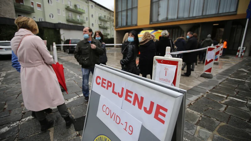 Fotografija: Pri cepivu AstraZenece je glede na Pfizer-Biontechovo razmeroma malo neželenih učinkov, ker smo z njim precej manj cepili. Foto: Leon Vidic