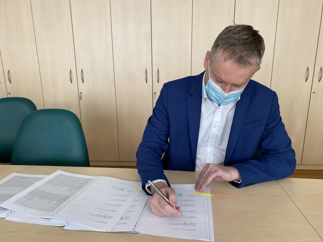 Tilen Klugler, slovenjgraški župan, pravi, da je podpis sporazuma dokaz, da so koroške občine enotne pri reševanju regijskih težav. FOTO: arhiv MOSG