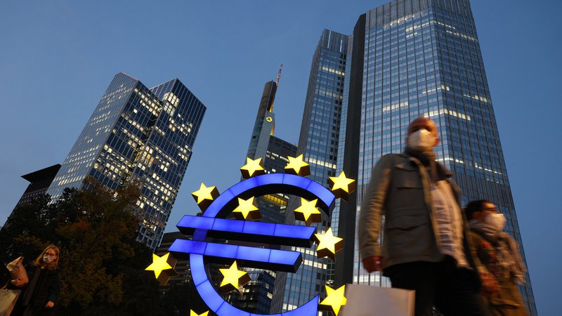 Fotografija: ECB bo odločitev, kako nadaljevati projekt digitalne valute, sprejela predvidoma do julija. FOTO: Yann Schreiber/ AFP