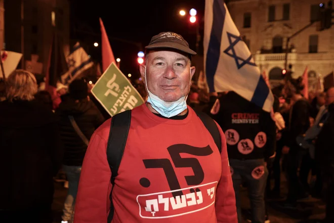 Vsaj za zdaj je Erez Jalon življenje posvetil temu, da bi čim bolj pomagal k odhodu izraelskega premiera z oblasti. FOTO: Menahem Kahana/AFP