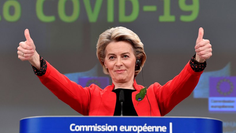 Fotografija: V evropski komisiji, ki jo vodi Ursula von der Leyen, optimistično napovedujejo, da bo na začetku poletja cepljen že velik del odraslih Evropejcev. FOTO: John Thys/Reuters